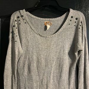 Light grey long sleeved top